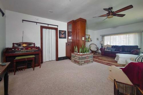 Huge Historic, W/large Yard & Close To Beach