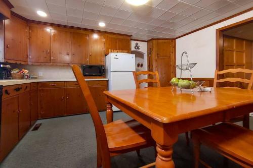 Huge Historic, W/large Yard & Close To Beach