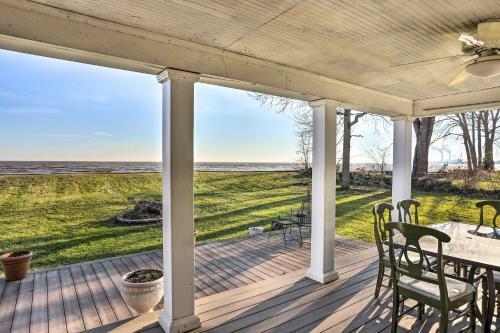 Spacious Lakefront House With Backyard Fire Pit