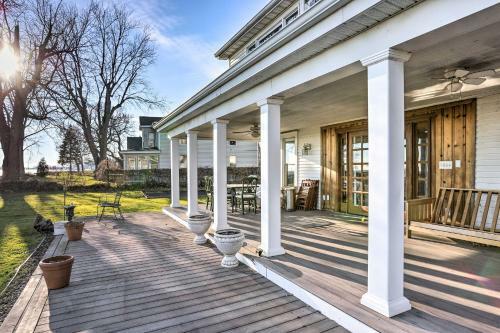 Spacious Lakefront House With Backyard Fire Pit