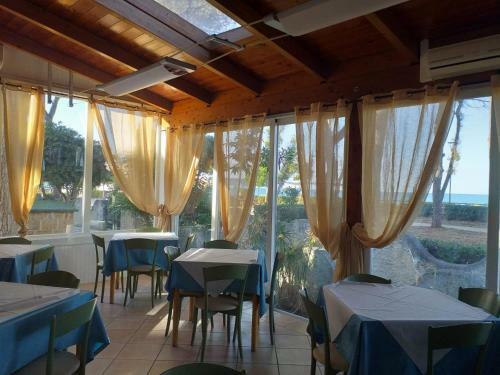 Hostal Room In Bb - Spacious Double Room By The Sea