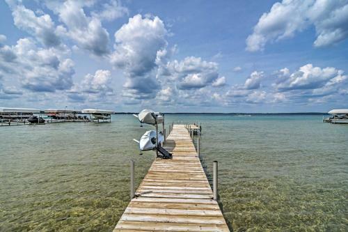 Higgins Lake House And Bunkhouse With Dock