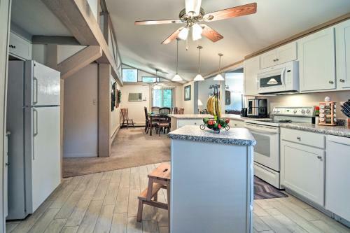 Quaint Roscommon Cabin With Deck And Fire Pit!