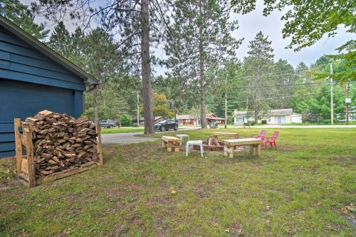 Quaint Roscommon Cabin With Deck And Fire Pit!