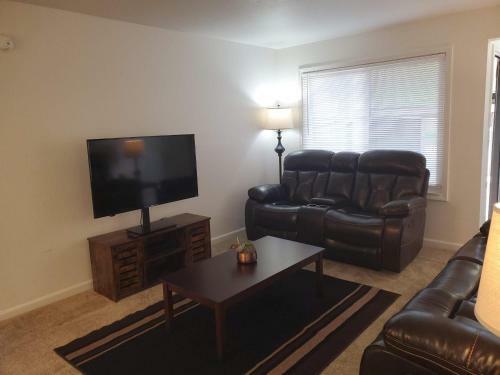 Bed & Breakfast Private Master Suite Comfortable Luxury Corporate Apartment With Pool