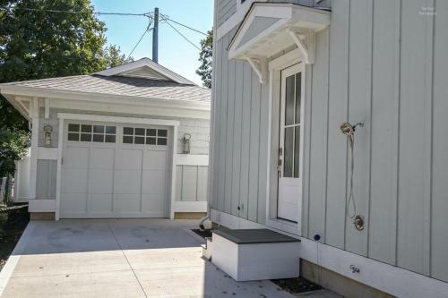 Luxurious 6 Bedroom, 6 Bath Home Only 1 Block From South Beach