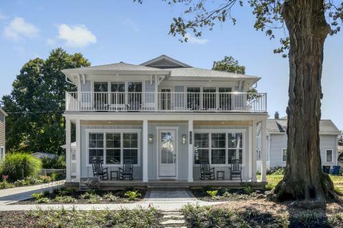 Luxurious 6 Bedroom, 6 Bath Home Only 1 Block From South Beach