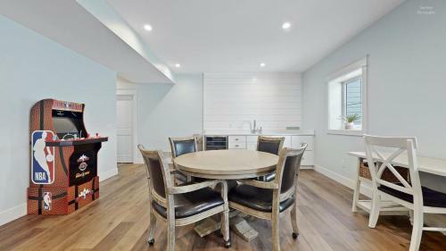 Luxurious 6 Bedroom, 6 Bath Home Only 1 Block From South Beach