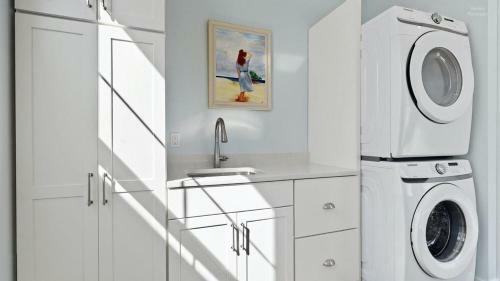 Luxurious 6 Bedroom, 6 Bath Home Only 1 Block From South Beach