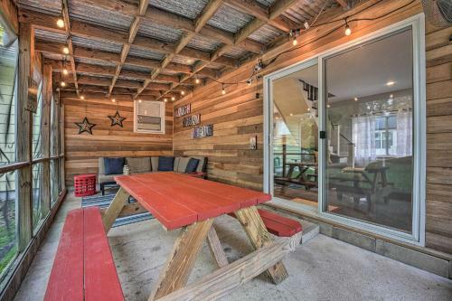 Renovated, Spacious Retreat In Union Pier!