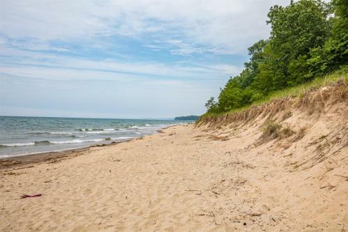 Seaglass Lakeshore Cottage