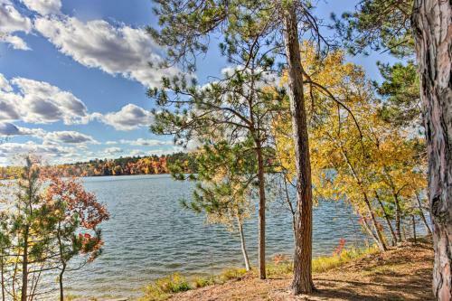 Spacious Lakefront Cabin With Fire Pit And Grill!