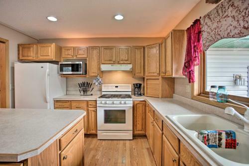 Spacious House With Deck And Yard On Lake Francis!