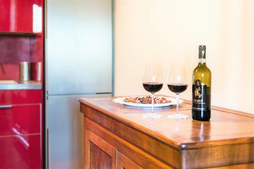 Hostly - La Pera Suite Apartment - 2 Bedrooms, Full Center