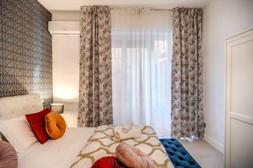 Aweshome - White Mirrors Apartment