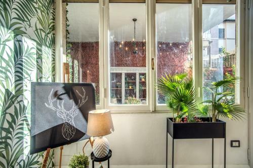 Aweshome - White Mirrors Apartment