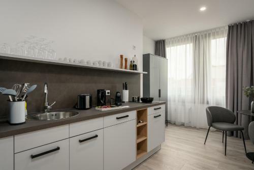 Apartamento Bright: Stylish & Central - Kitchen - Netflix