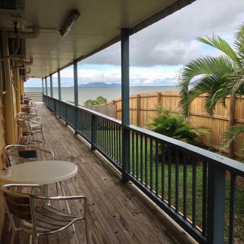 Cardwell Beachfront Motel