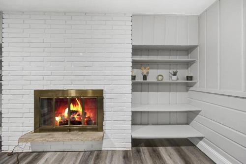 Apartamento Cheerful, Cozy 4 Bedroom Home With Fireplaces.