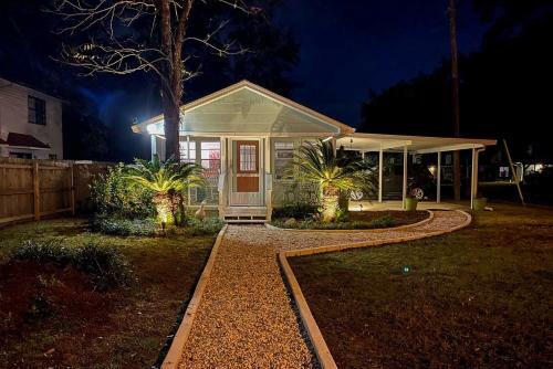 Charming Gulf Coast Cottage - 1 Mi To Beach!