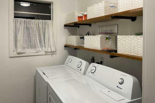 Charming Gulf Coast Cottage - 1 Mi To Beach!