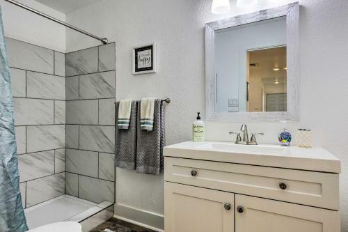 Charming Gulf Coast Cottage - 1 Mi To Beach!
