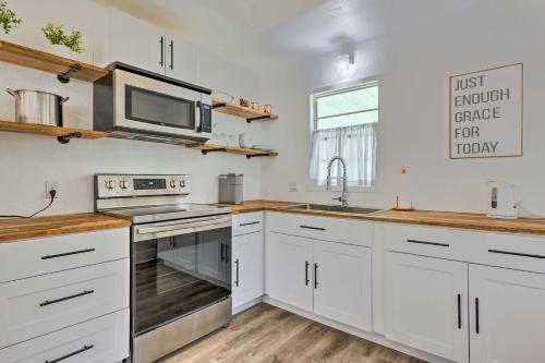 Charming Gulf Coast Cottage - 1 Mi To Beach!