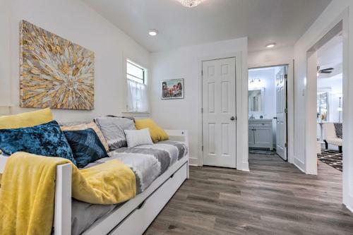 Charming Gulf Coast Cottage - 1 Mi To Beach!