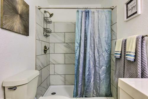 Charming Gulf Coast Cottage - 1 Mi To Beach!