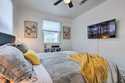 Charming Gulf Coast Cottage - 1 Mi To Beach!