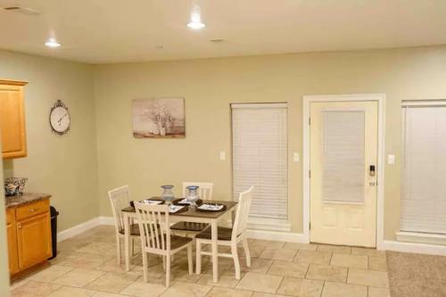 Apartamento 6 Miles From Chevron, Spacious, Full Kitchen