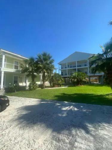 Apartamento 6 Miles From Chevron, Spacious, Full Kitchen