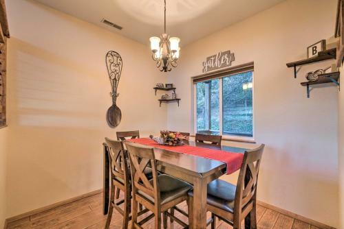 Dog-friendly Entertainment Lodge With Fire Pit!