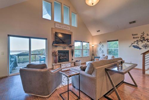 Dog-friendly Entertainment Lodge With Fire Pit!