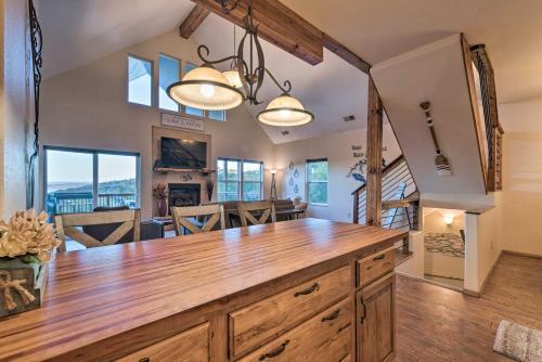 Dog-friendly Entertainment Lodge With Fire Pit!