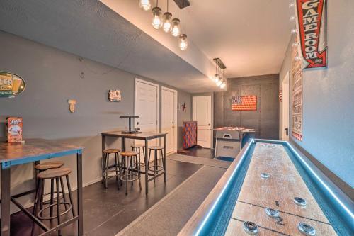 Dog-friendly Entertainment Lodge With Fire Pit!