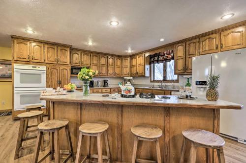 Buffalo Home On A Hill With Pasture Views!