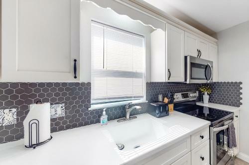 Lofty Retreat & Paradise Pointe