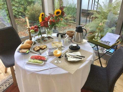 Bed & Breakfast Room Art Lovers