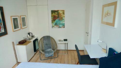 Bed & Breakfast Room Art Lovers