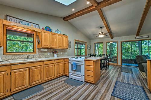 Home With Large Deck On Table Rock Lake!