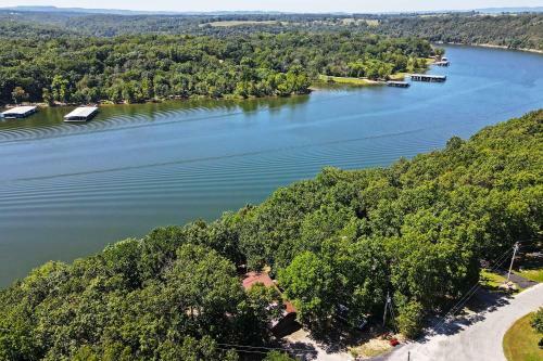 Home With Large Deck On Table Rock Lake!