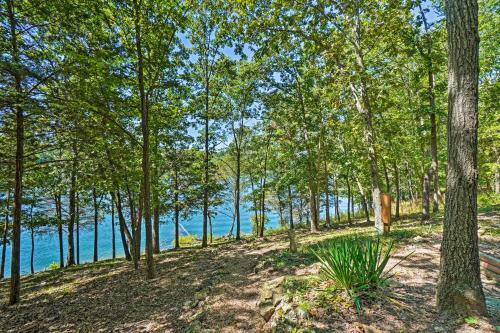 Home With Large Deck On Table Rock Lake!