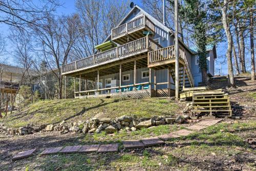 Table Rock Lakefront Getaway With Private Swim Dock!