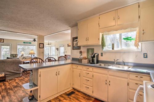 Table Rock Lakefront Getaway With Private Swim Dock!