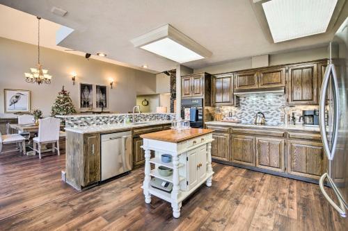 Lakefront Home With Fishing Dock And Fire Table!