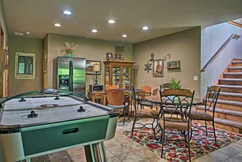 Branson Area Goldilocks Lodge With Private Deck!
