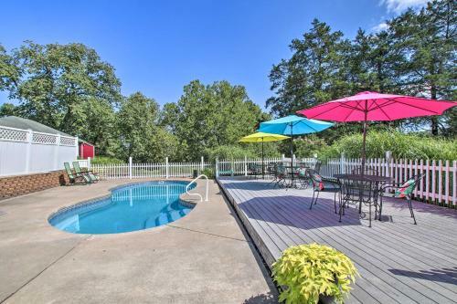 Cozy Ironton Cabin With Shared Pool And Private Patio!