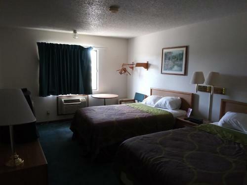 Hotel Amerihost Inn & Suites