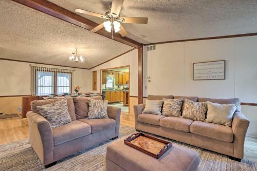Family Apartment With Fireplace And Front Porch!